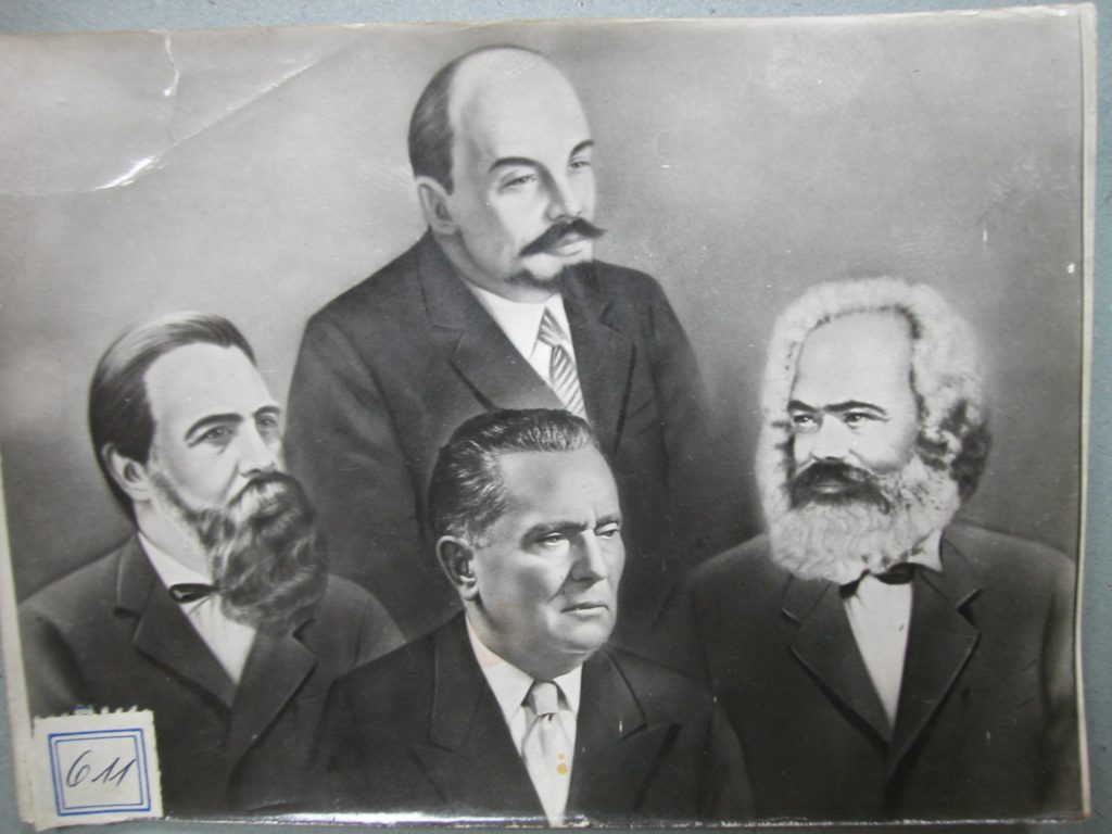 Фотомонтажа – У фототеци Матице српске сачувана је ова слика на којој је лик Јосипа Броза „укомпонован“ са ликовима Енгелса, Лењина и Маркса, коришћена на парадама