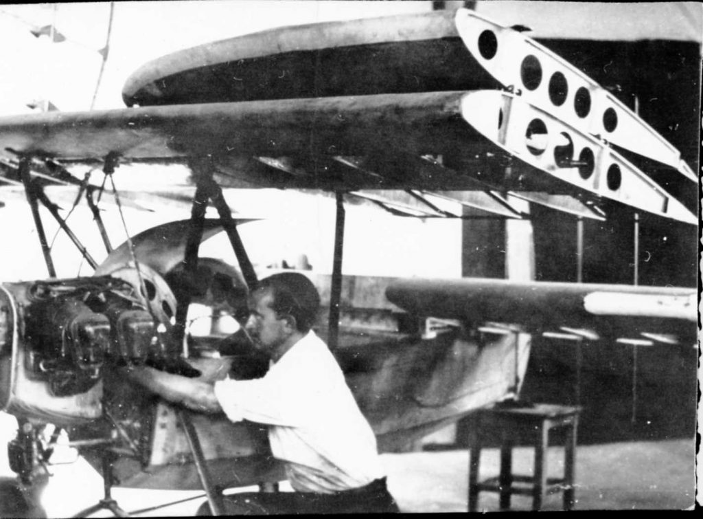 МОНТАЖА – Припрема за узлетање двокрилног једноседа у Новом Саду 1948. године